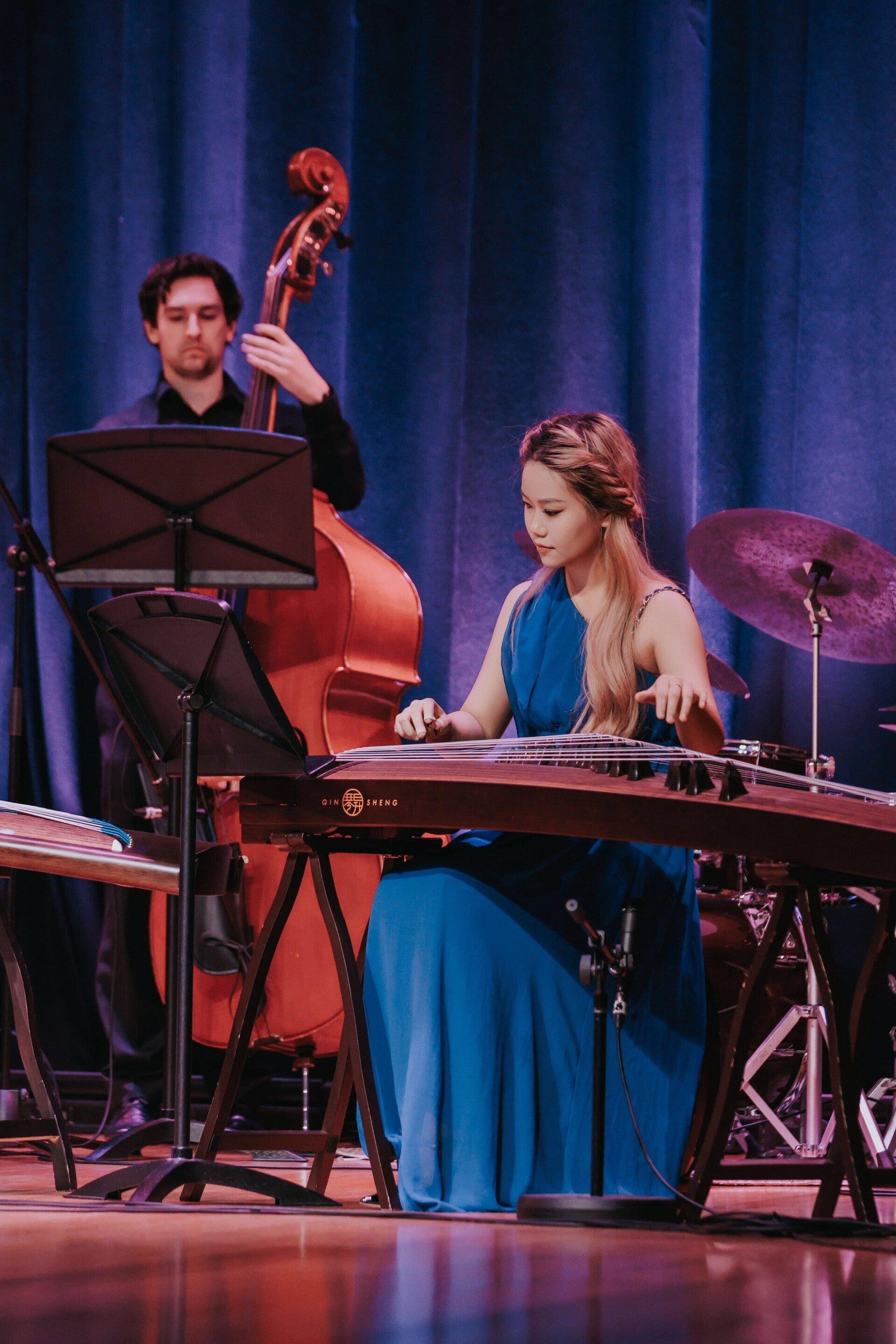 Shiman Zhang performing guzheng with contemporary musicians