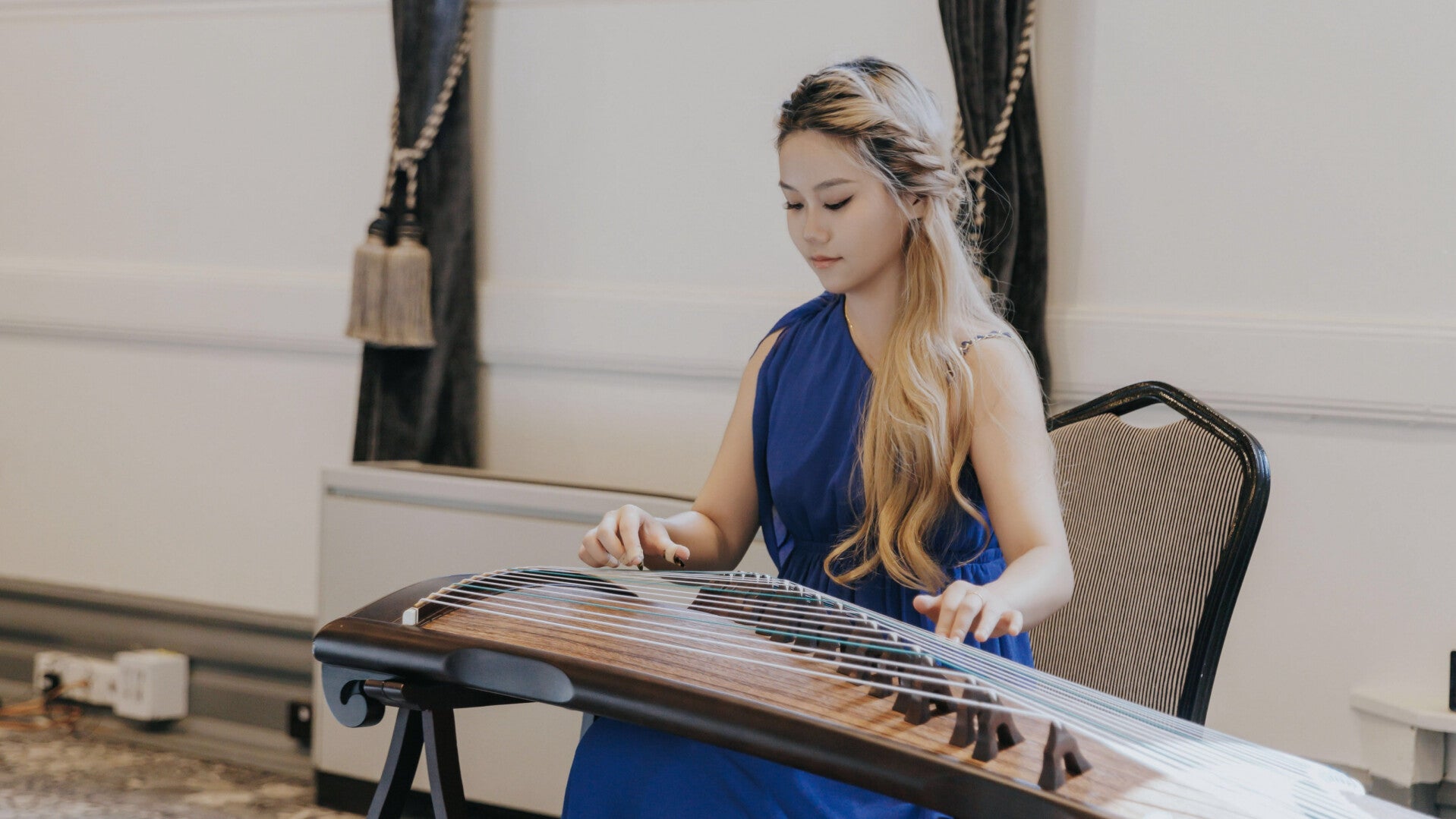 Shiman Zhang performing guzheng in Melbourne