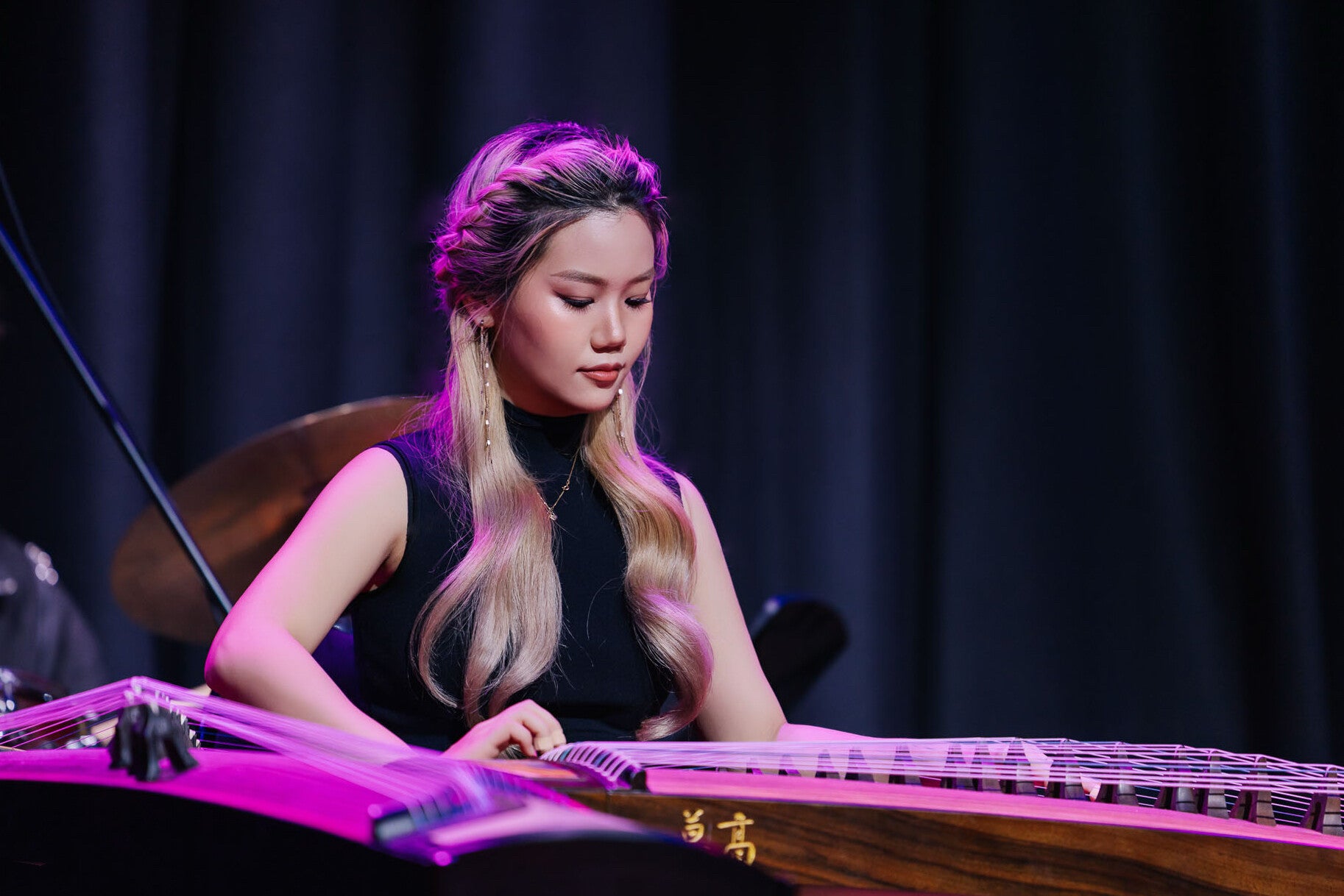 Shiman performing guzheng on stage